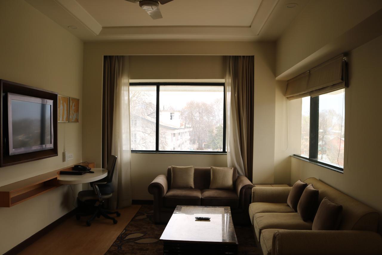 Hôtel Radisson Srinagar Extérieur photo